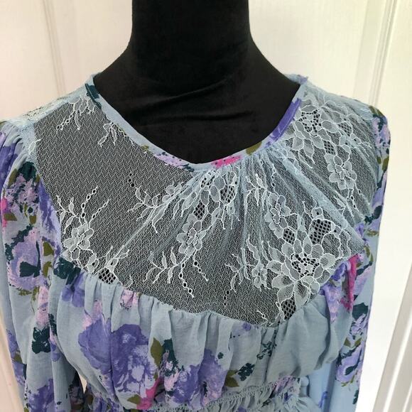 Free People Daphne‎ Blouse in Silver Blue Floral Pattern Blue Size Small NWT - Picture 5 of 10